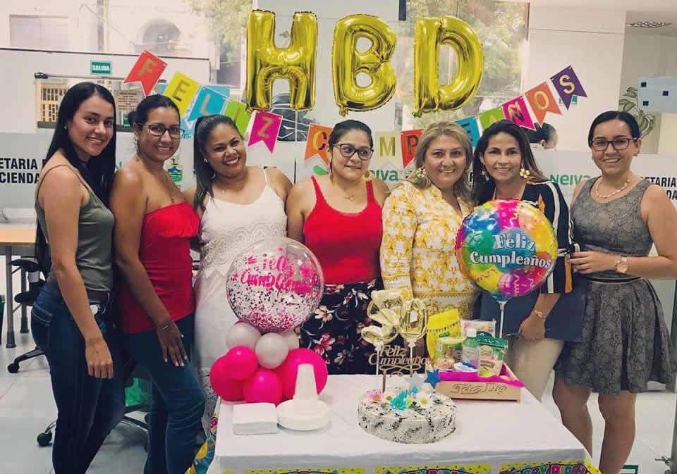 La cumpleañera compartió con sus colegas de oficina.